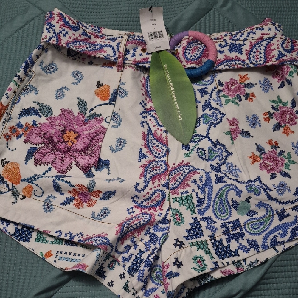 NWT Farm Floral Embroidered High-Waisted Shorts Size Medium